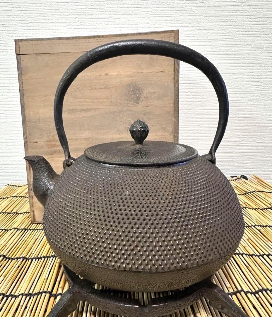 未使用品、木箱付　南部盛岡川勝造　１５型アラレ　南部鉄瓶　イコニコサン様売約済み 木箱付 南部盛岡川勝造 15型 南部鉄瓶 南部鉄器 鉄瓶 南部鉄器